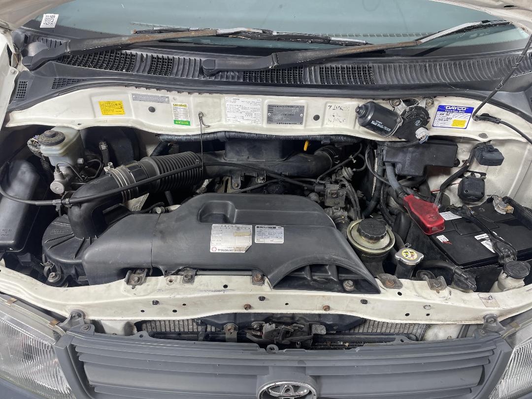 Photo '13' of Toyota Regius Photo '13' of Toyota Regius