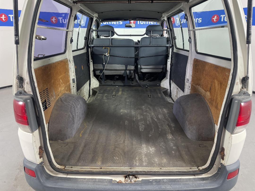 Photo '14' of Toyota Regius Photo '14' of Toyota Regius