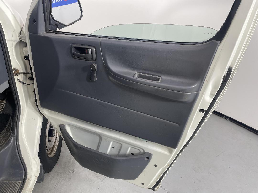 Photo '15' of Toyota Regius Photo '15' of Toyota Regius