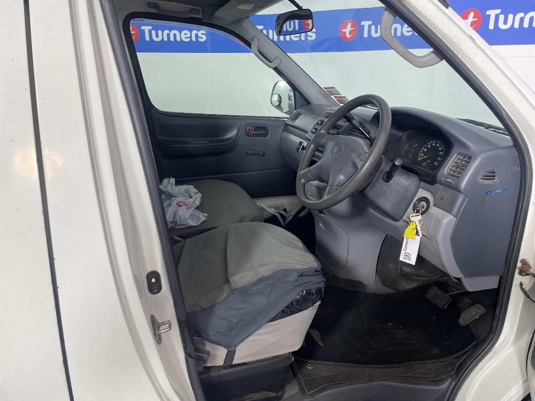 Photo '16' of Toyota Regius Photo '16' of Toyota Regius