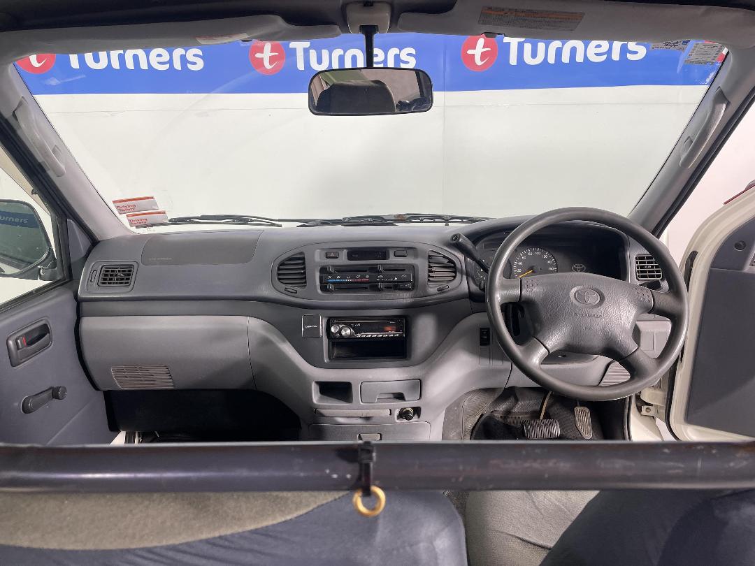 Photo '17' of Toyota Regius Photo '17' of Toyota Regius