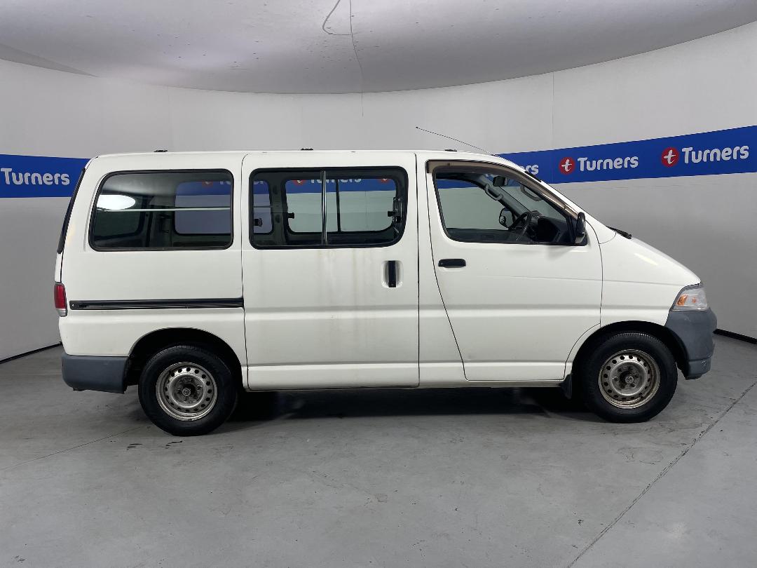 Photo '22' of Toyota Regius Photo '22' of Toyota Regius