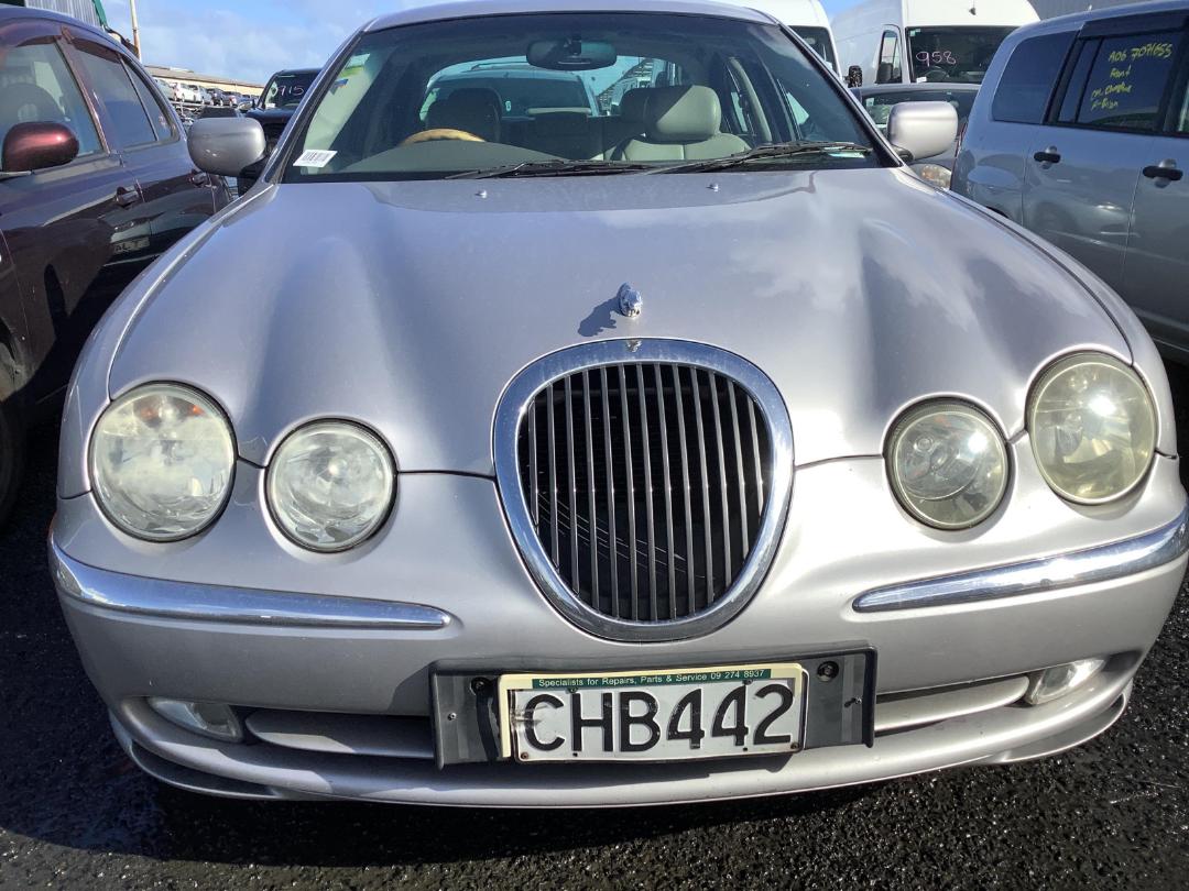 Damaged-Jaguar-S-Type-3.0-SE-2000-in-Wiri-|-at-Turners-...