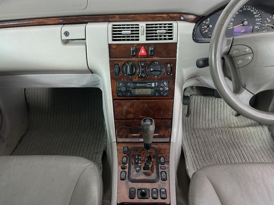 Photo '18' of Mercedes-Benz E280 Photo '18' of Mercedes-Benz E280