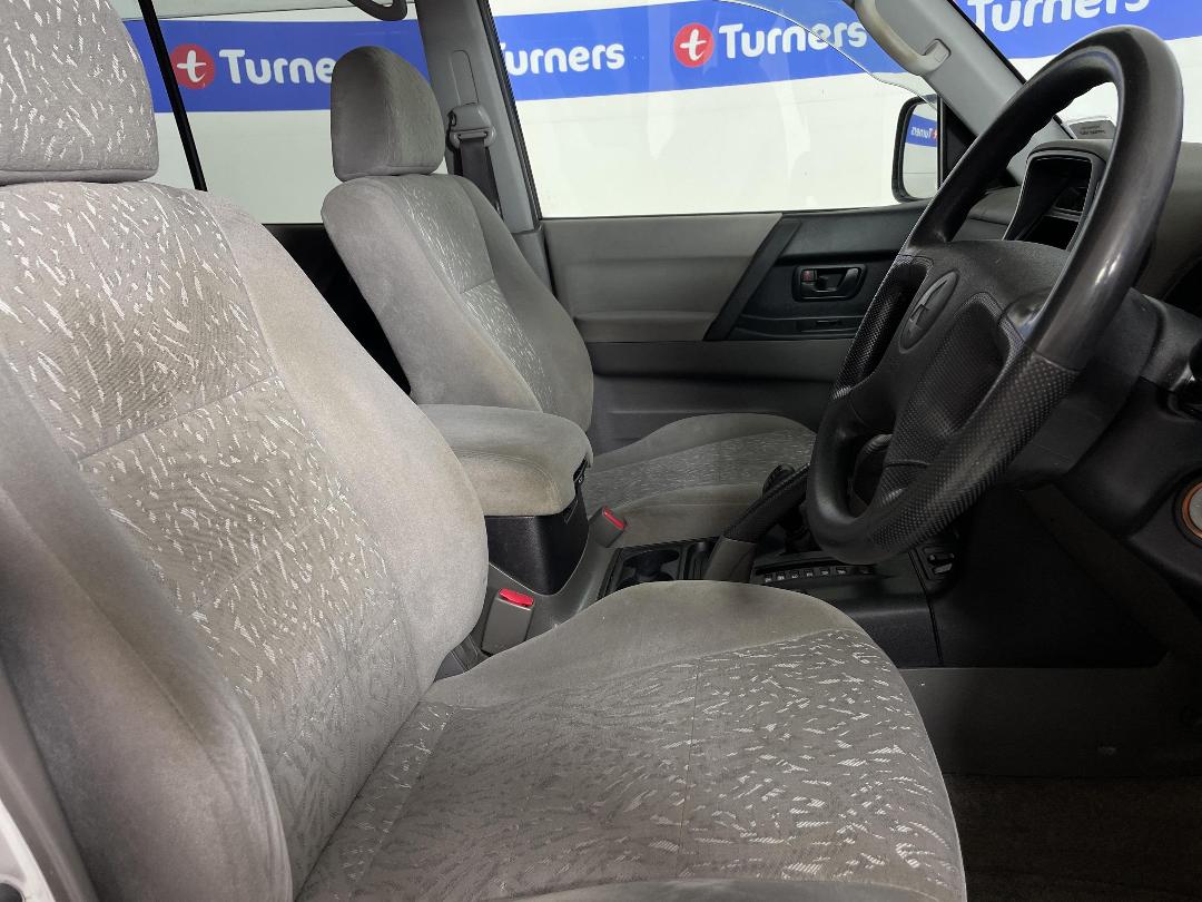 Photo '16' of Mitsubishi Pajero Photo '16' of Mitsubishi Pajero