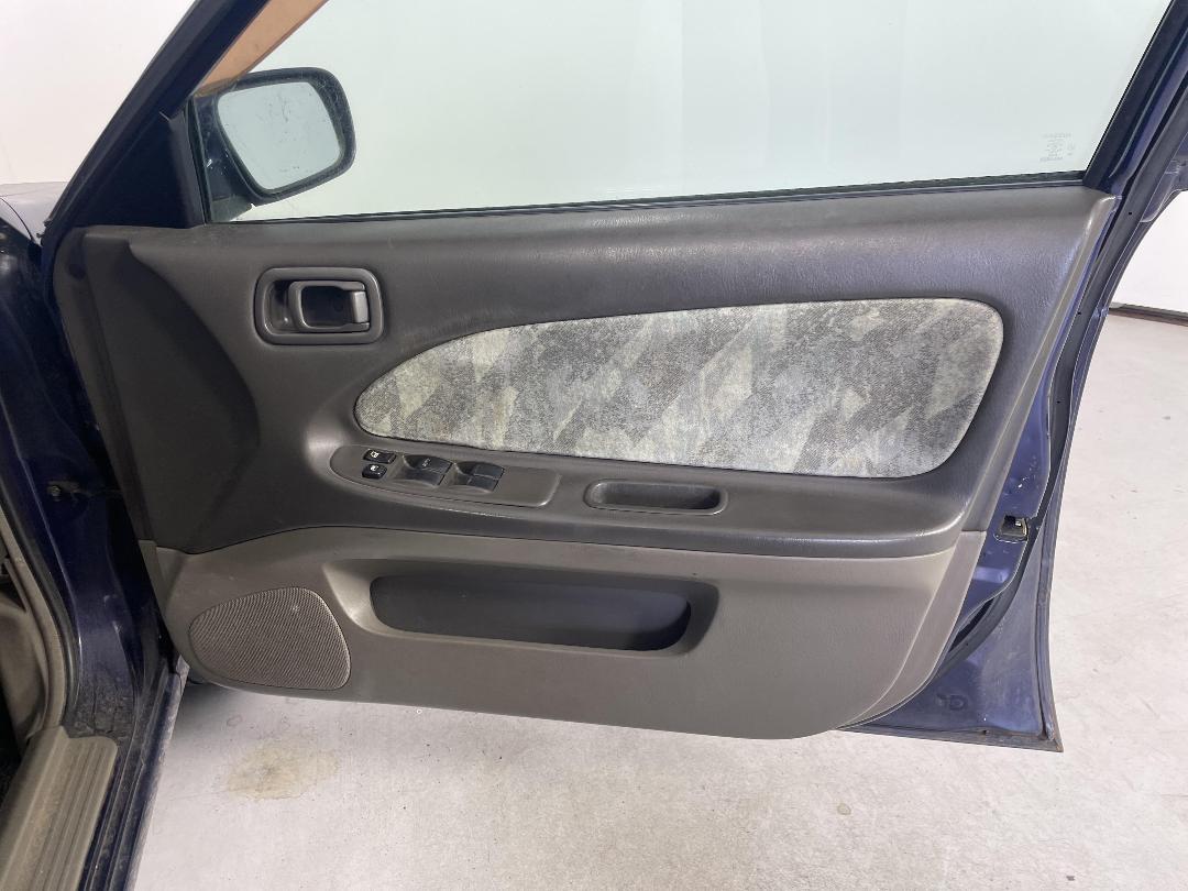 Photo '13' of Nissan Avenir Photo '13' of Nissan Avenir