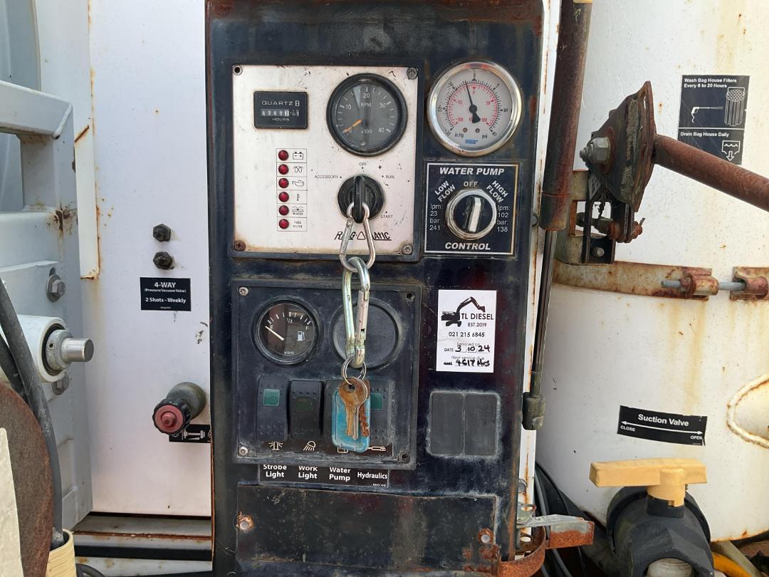 Photo '26' of Nissan Diesel MD235 Hydro Excavator