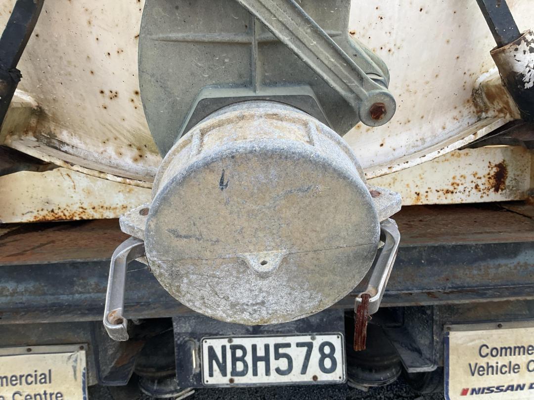 Photo '33' of Nissan Diesel MD235 Hydro Excavator