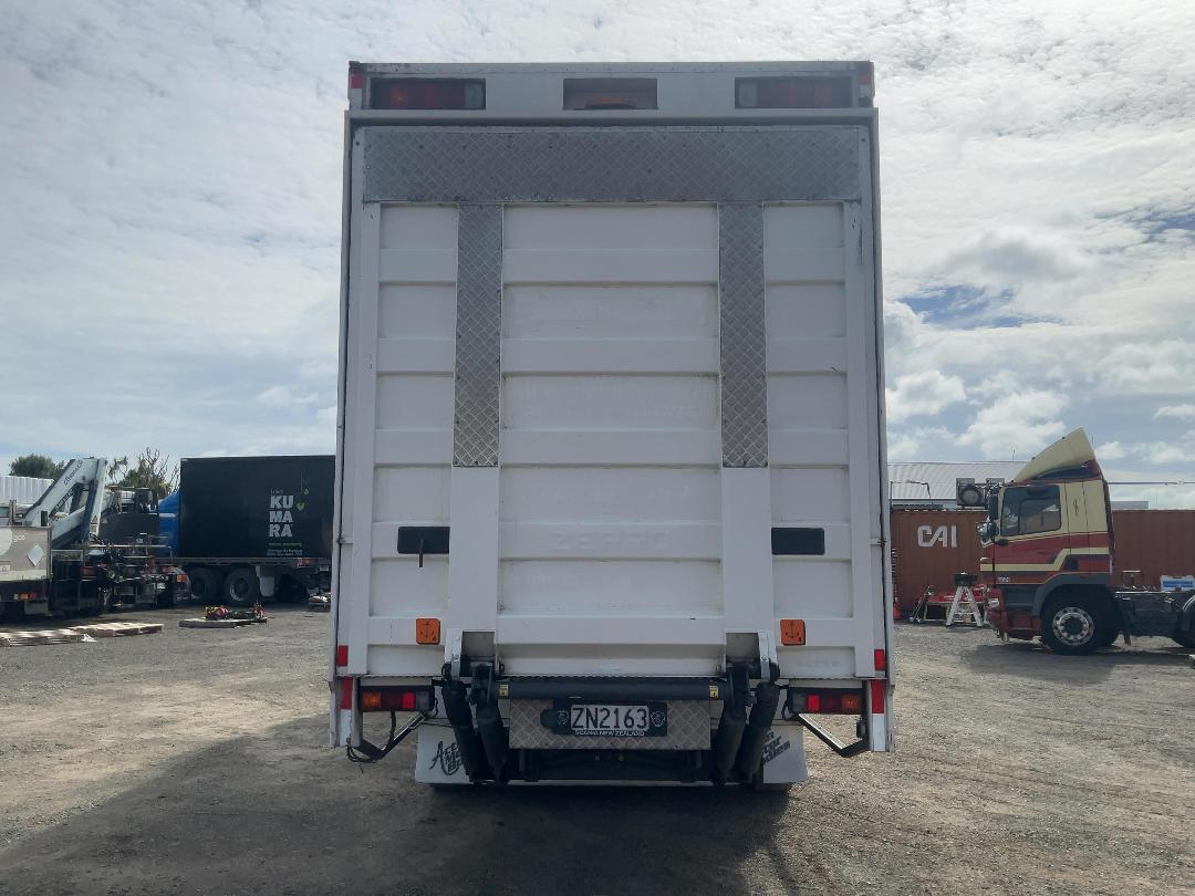 Photo '5' of Scania 124LB6X2 Box Body Photo '5' of Scania 124LB6X2 Box Body