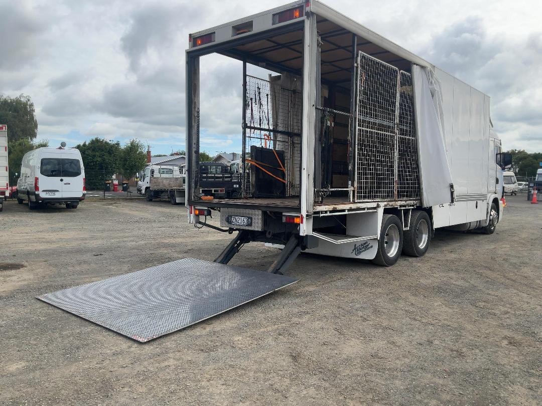 Photo '15' of Scania 124LB6X2 Box Body Photo '15' of Scania 124LB6X2 Box Body