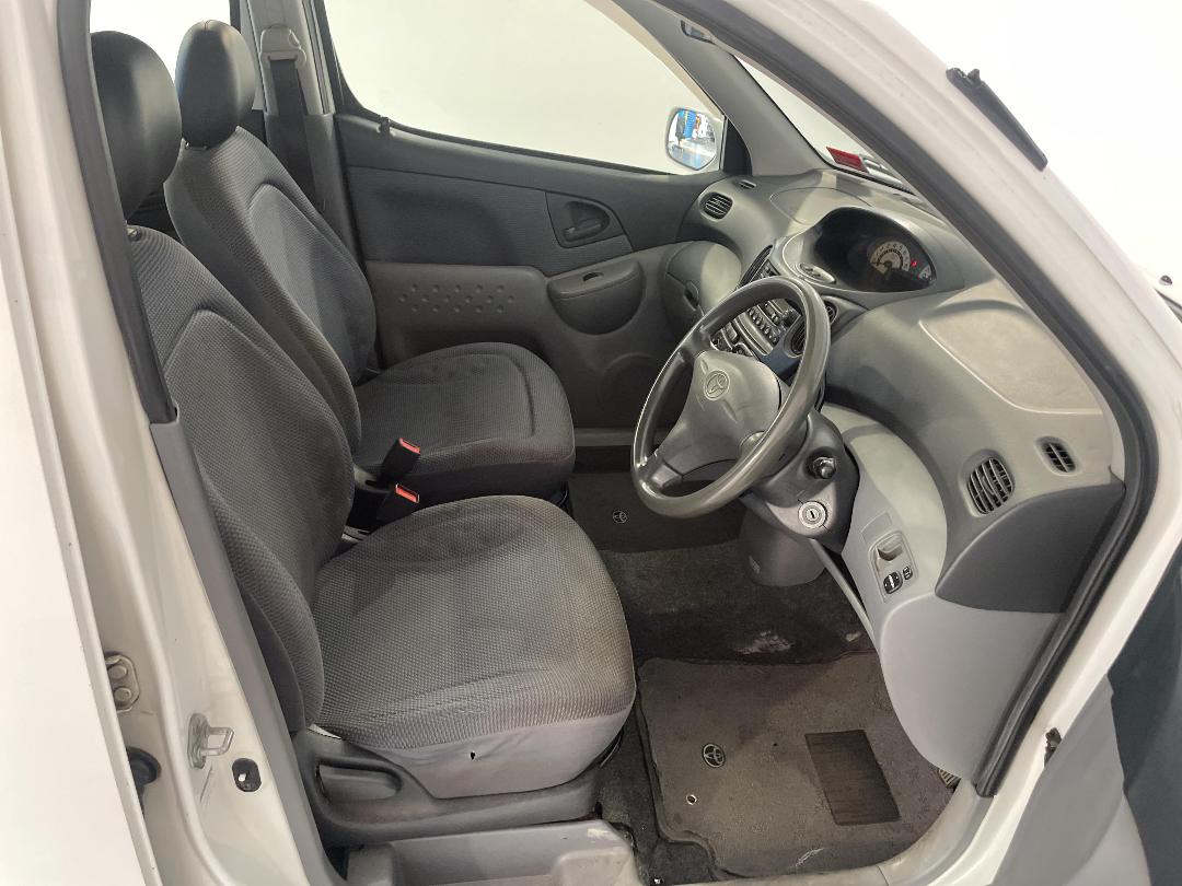 Photo '16' of Toyota Funcargo Photo '16' of Toyota Funcargo