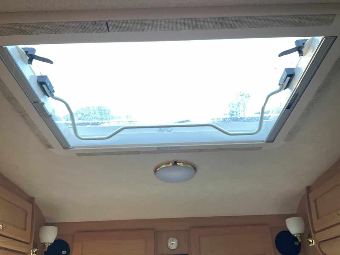 Photo '32' of CARAVAN LUNAR CLUBMAN Chiller - Single