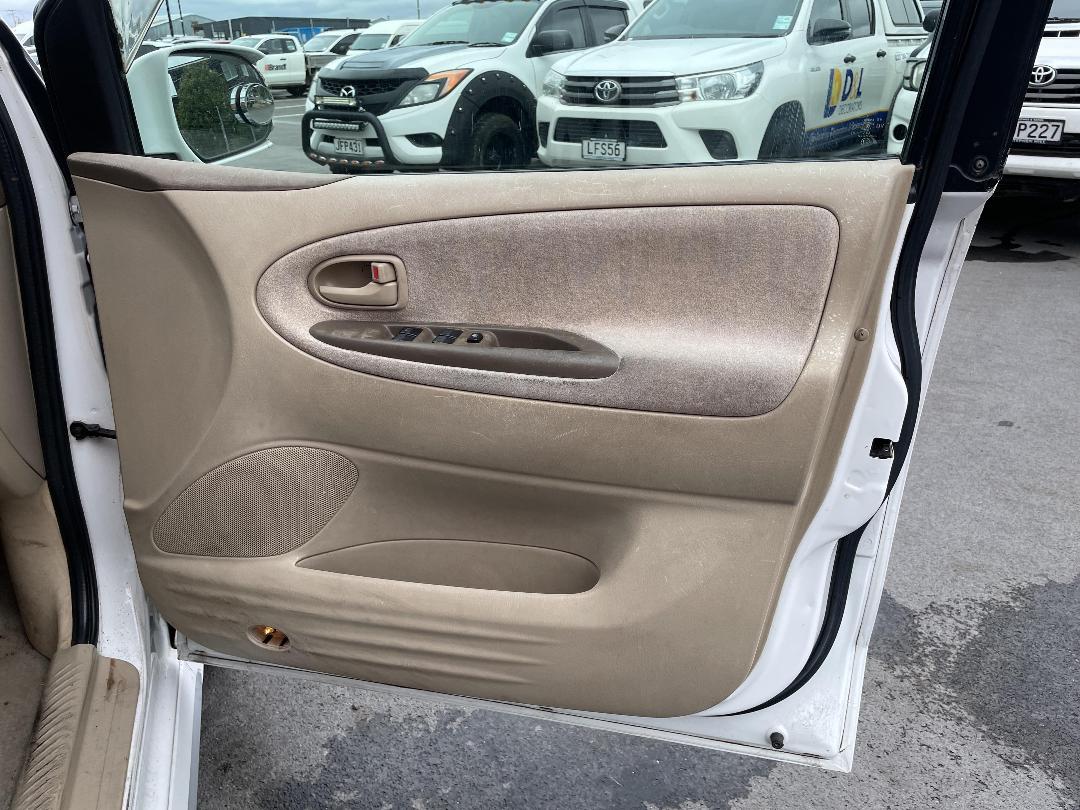 Photo '13' of Mazda Mpv2500