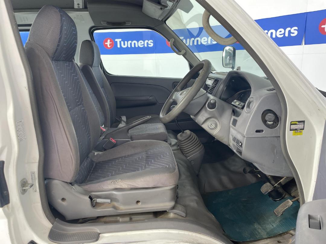 Photo '16' of Nissan Caravan Photo '16' of Nissan Caravan