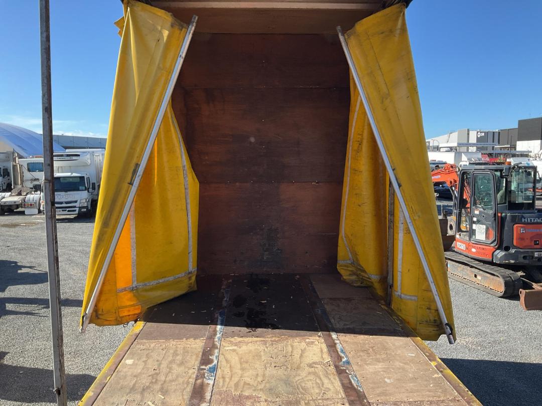 Photo '17' of TMC SH 2705 Curtainsider B-Train Photo '17' of TMC SH 2705 Curtainsider B-Train