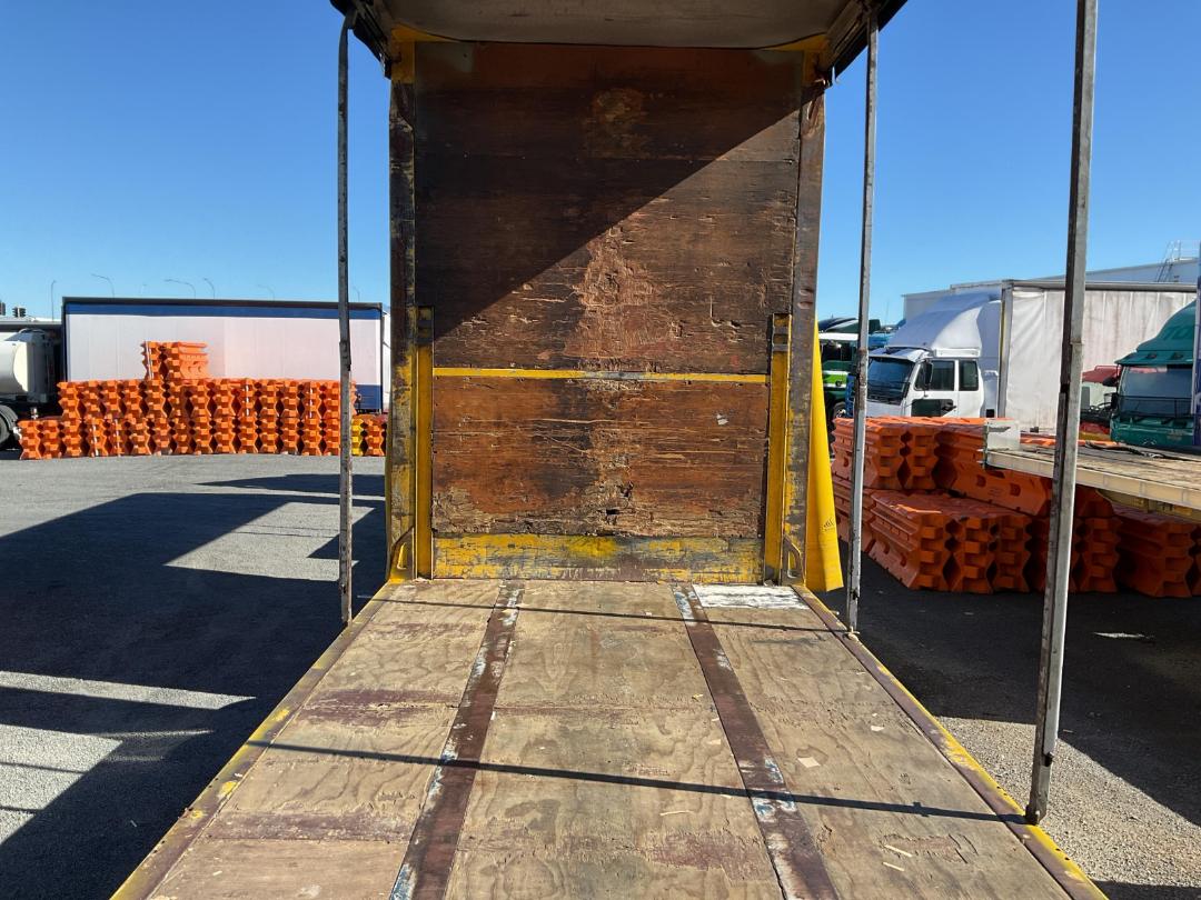 Photo '18' of TMC SH 2705 Curtainsider B-Train Photo '18' of TMC SH 2705 Curtainsider B-Train