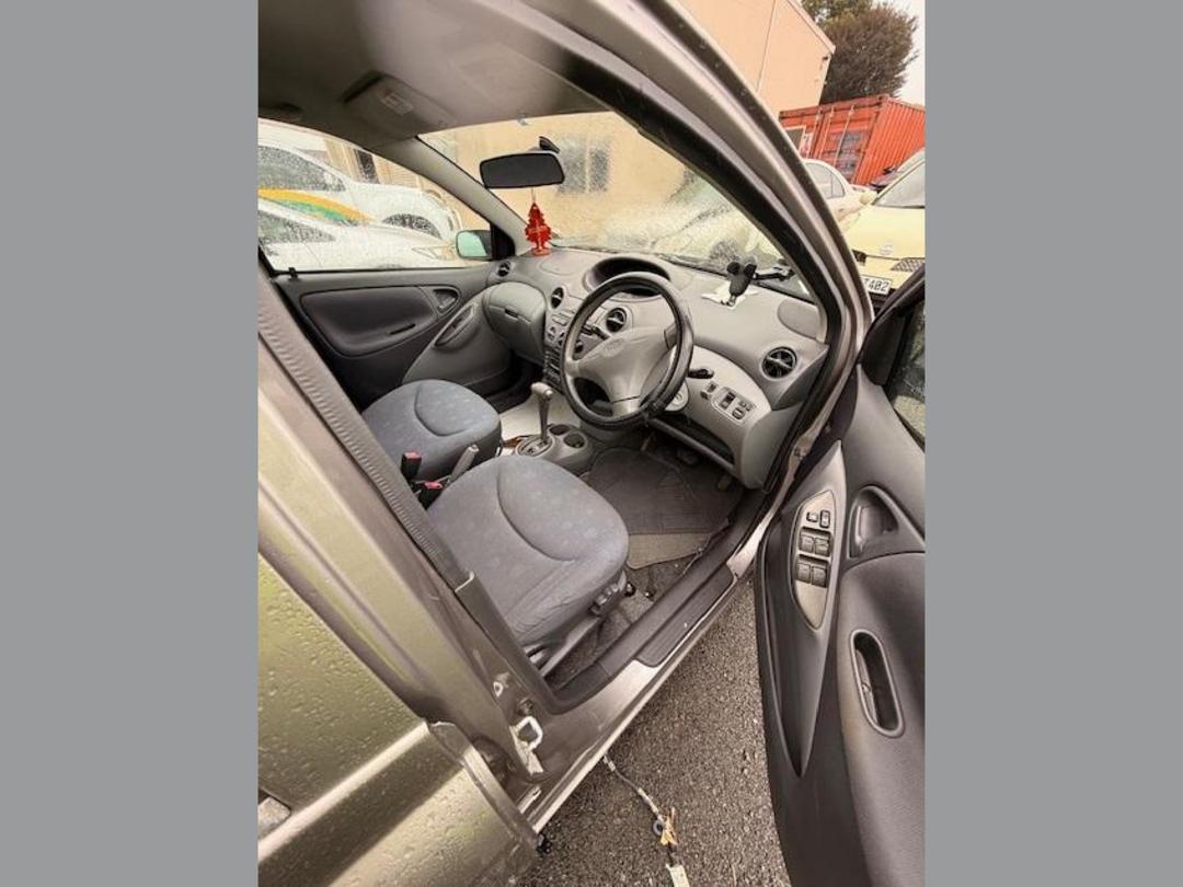 Photo '8' of Toyota Vitz Photo '8' of Toyota Vitz