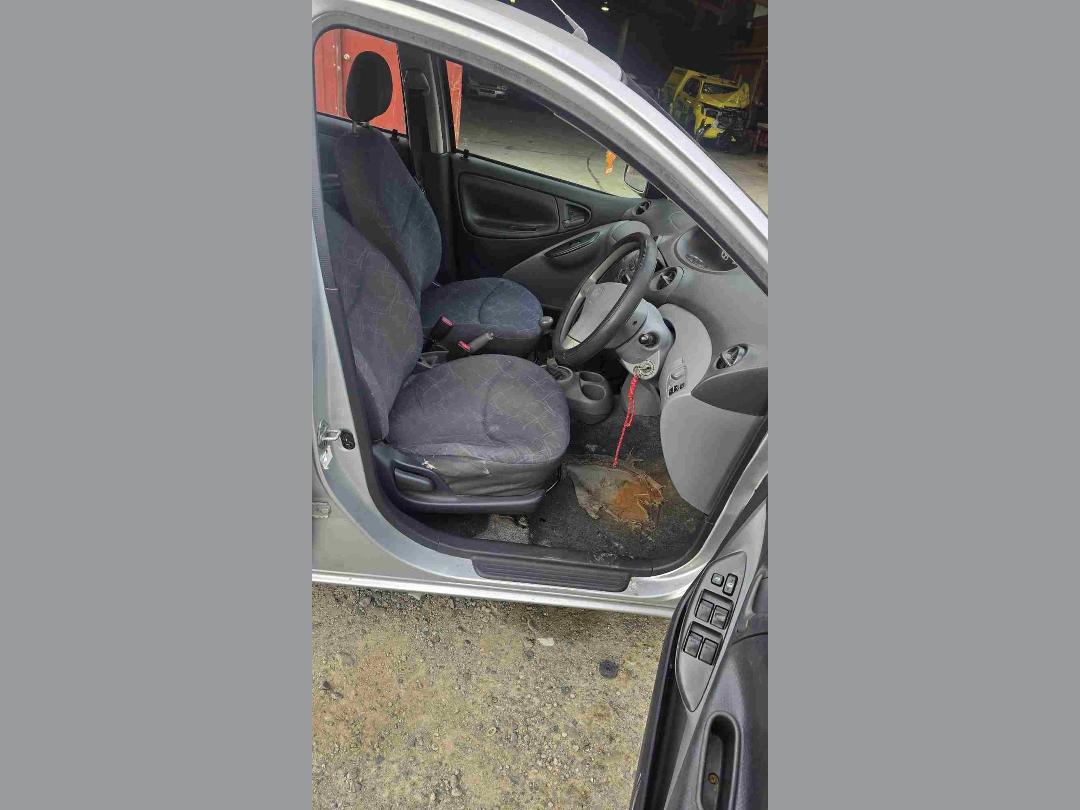 Photo '12' of Toyota Vitz