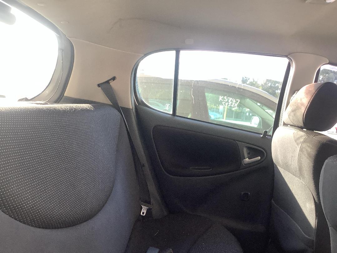 Photo '12' of Toyota Vitz