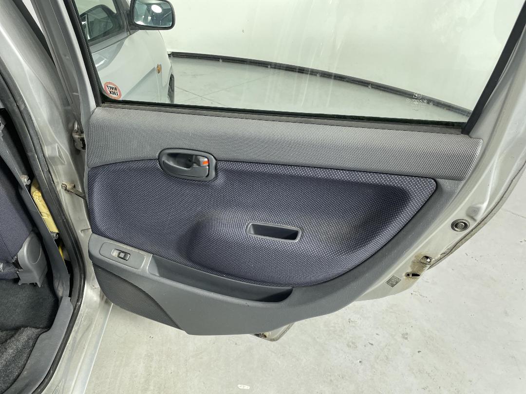 Photo '19' of Daihatsu YRV