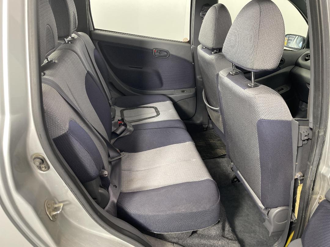 Photo '20' of Daihatsu YRV