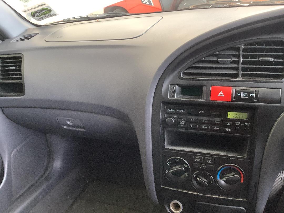 Photo '15' of Hyundai Elantra GL Photo '15' of Hyundai Elantra GL