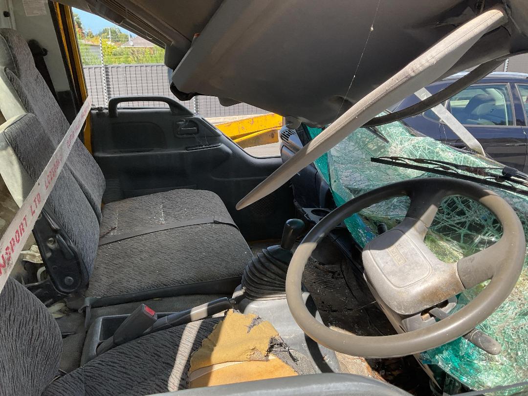 Photo '15' of Isuzu NPR NPR450 4X2 TRUCK Flat Deck