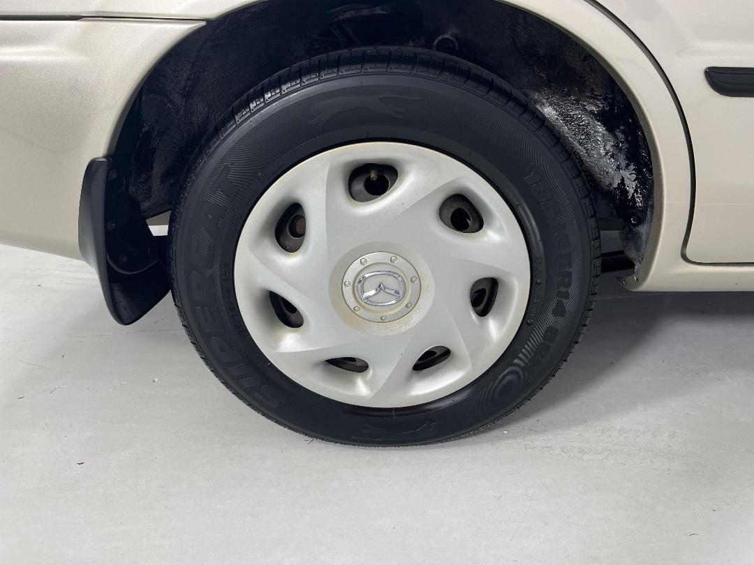 Photo '12' of Mazda 323