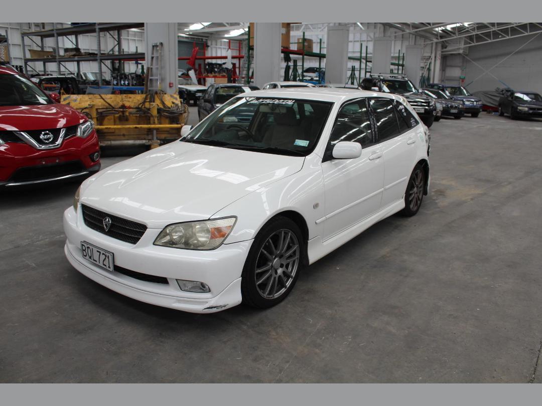 Photo '2' of Toyota Altezza Gita Photo '2' of Toyota Altezza Gita