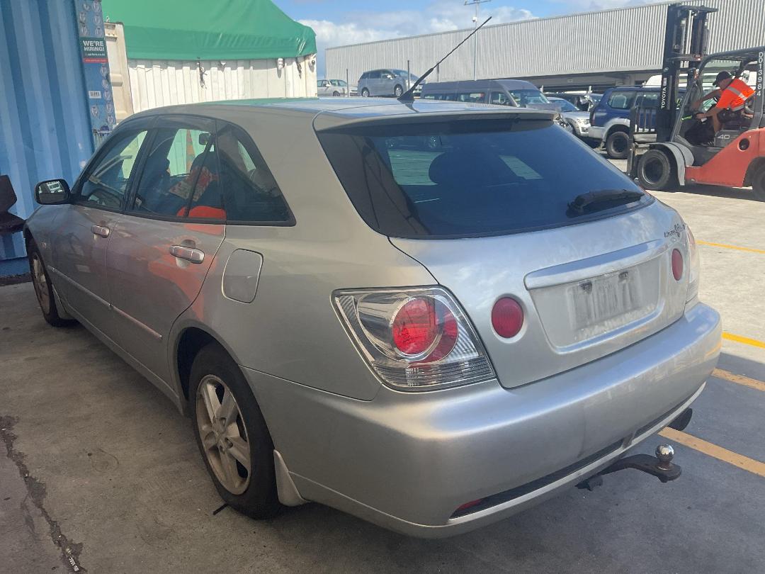 Photo '3' of Toyota Altezza Gita Photo '3' of Toyota Altezza Gita