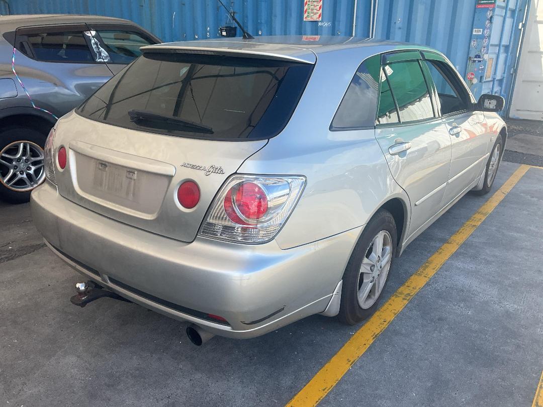 Photo '6' of Toyota Altezza Gita Photo '6' of Toyota Altezza Gita