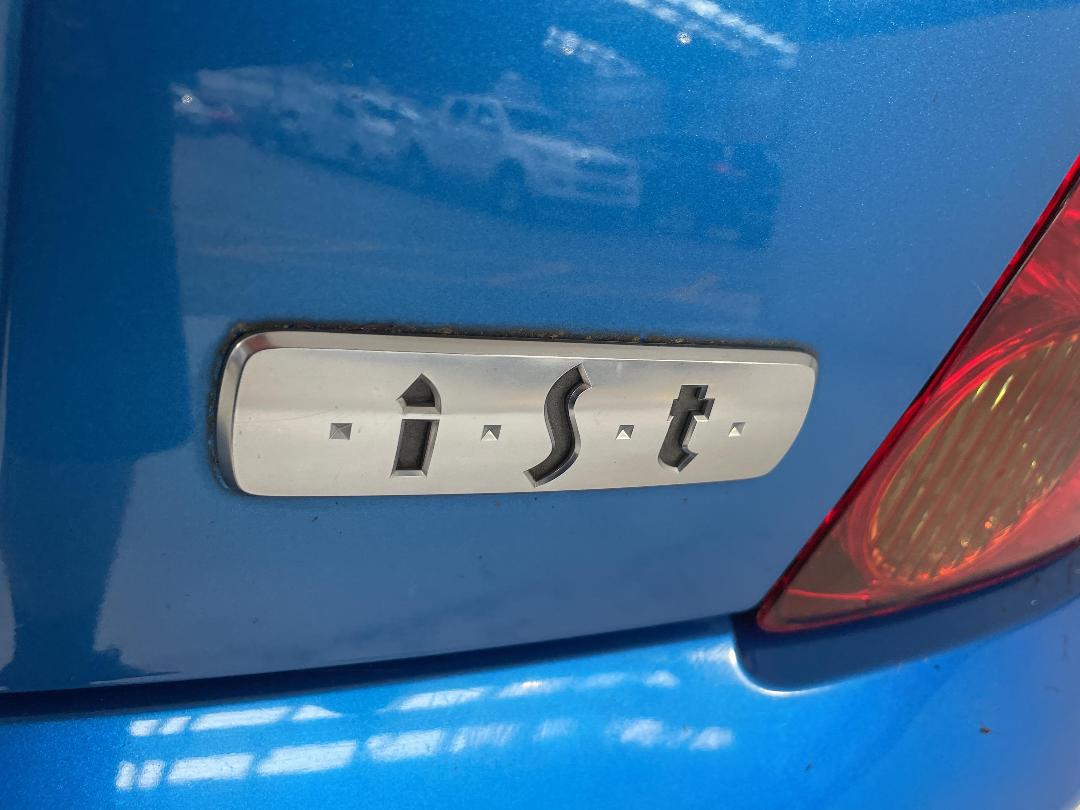 Photo '32' of Toyota IST Photo '32' of Toyota IST