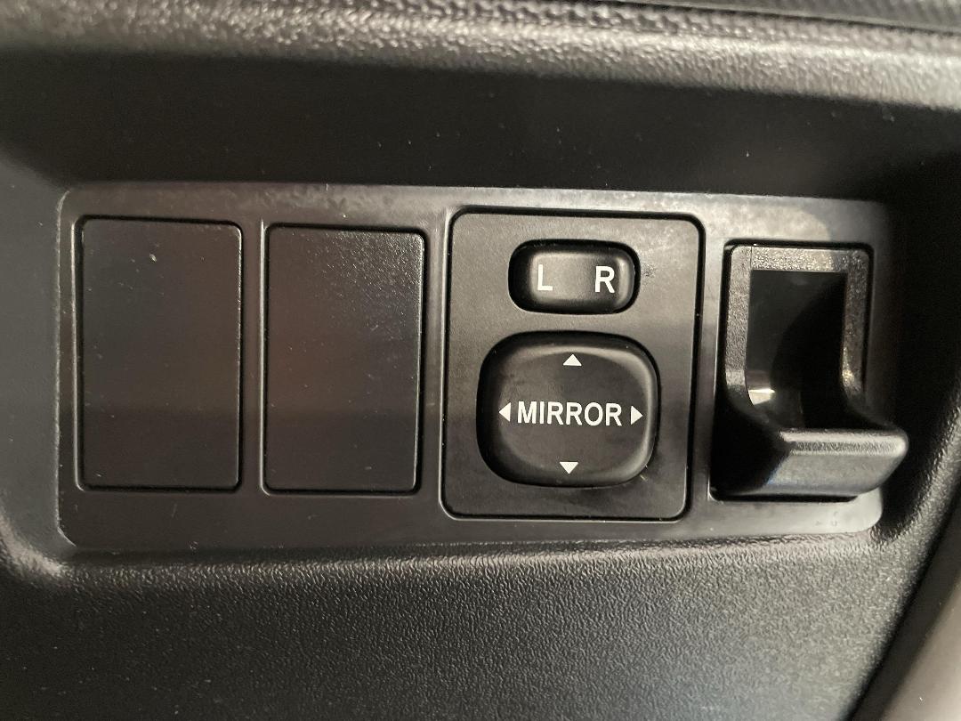 Photo '24' of Toyota IST Photo '24' of Toyota IST