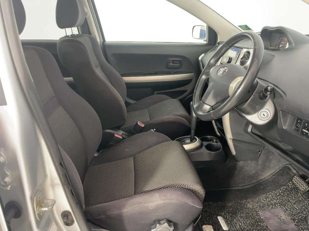 Photo '16' of Toyota IST Photo '16' of Toyota IST