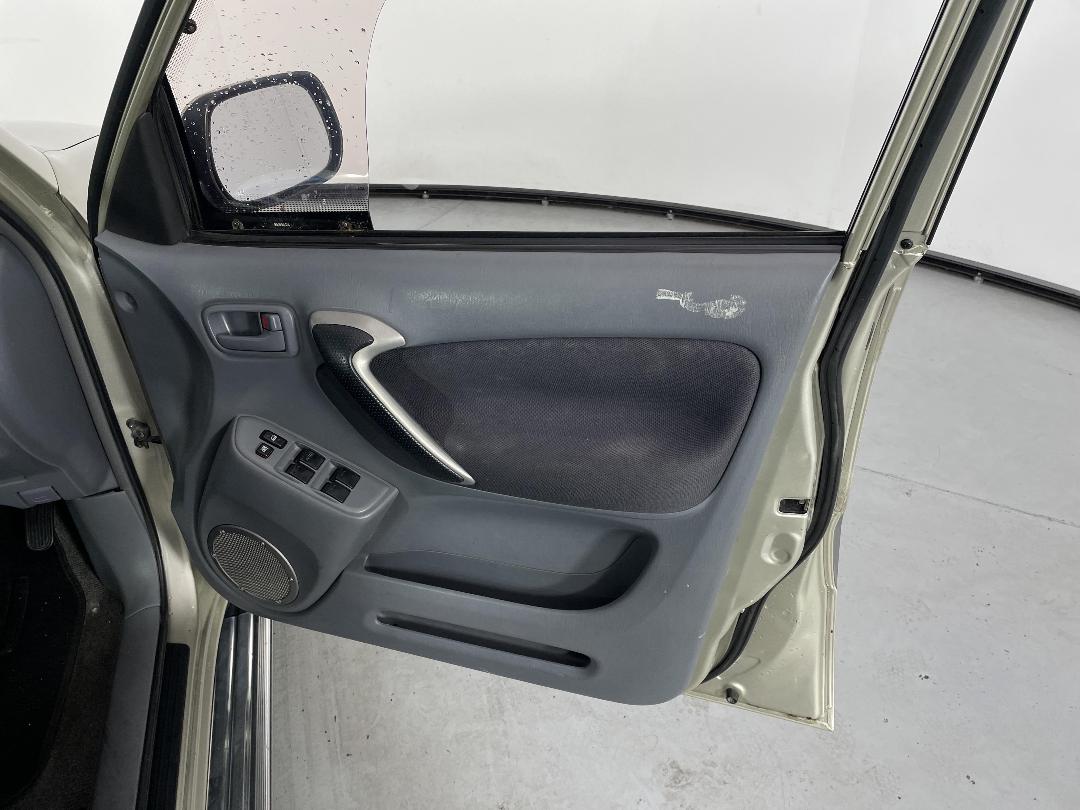 Photo '15' of Toyota Rav4