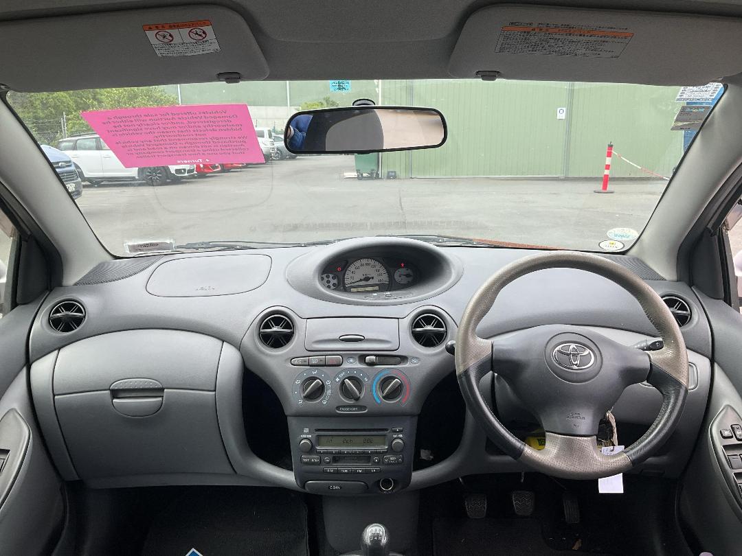 Photo '10' of Toyota Vitz Photo '10' of Toyota Vitz