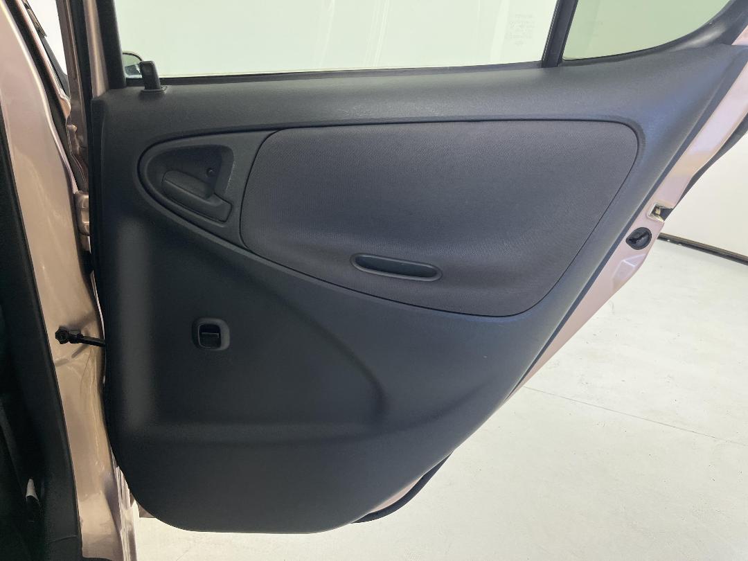 Photo '19' of Toyota Vitz Photo '19' of Toyota Vitz