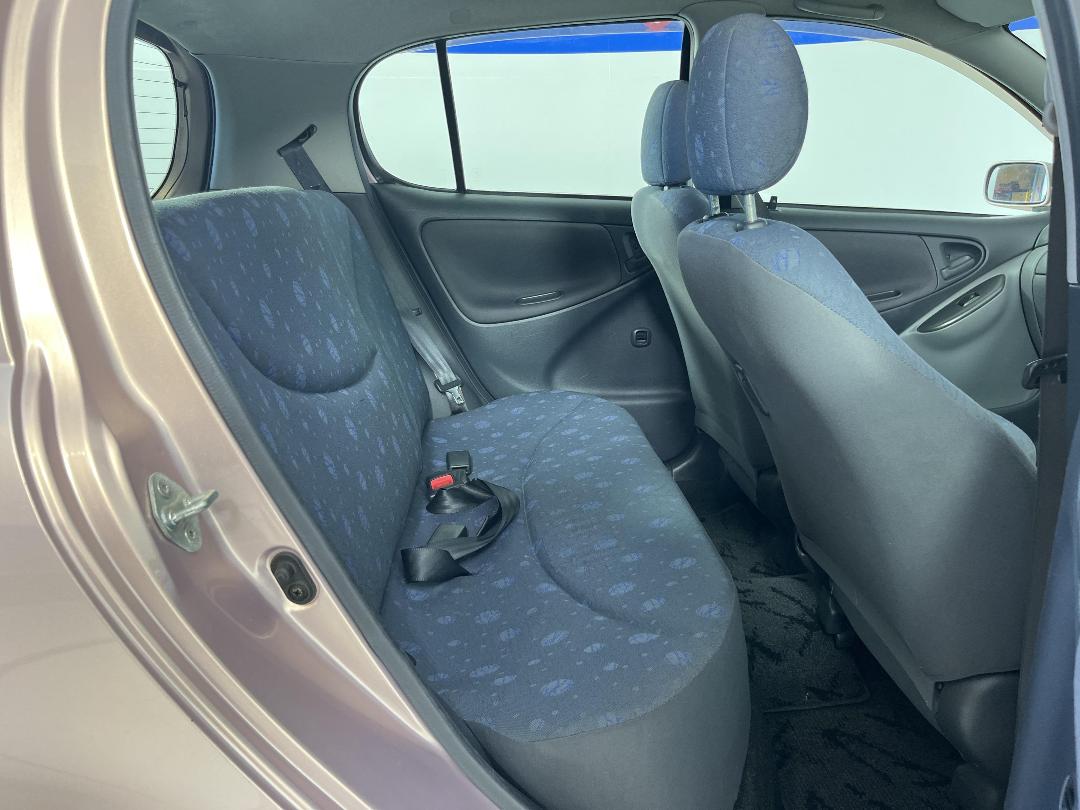 Photo '20' of Toyota Vitz Photo '20' of Toyota Vitz