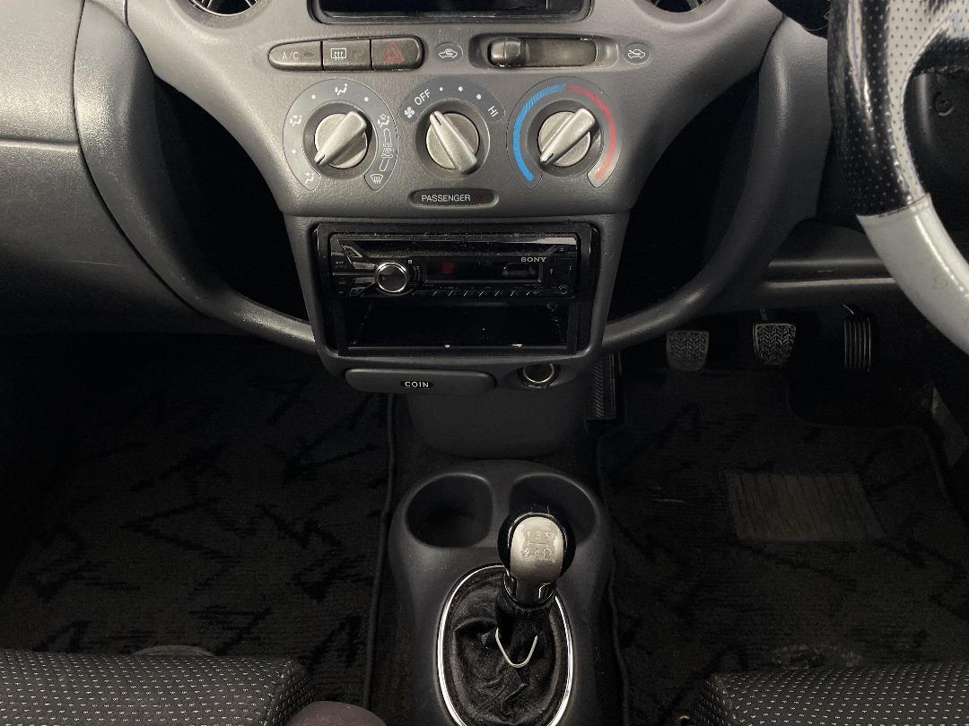 Photo '18' of Toyota Vitz