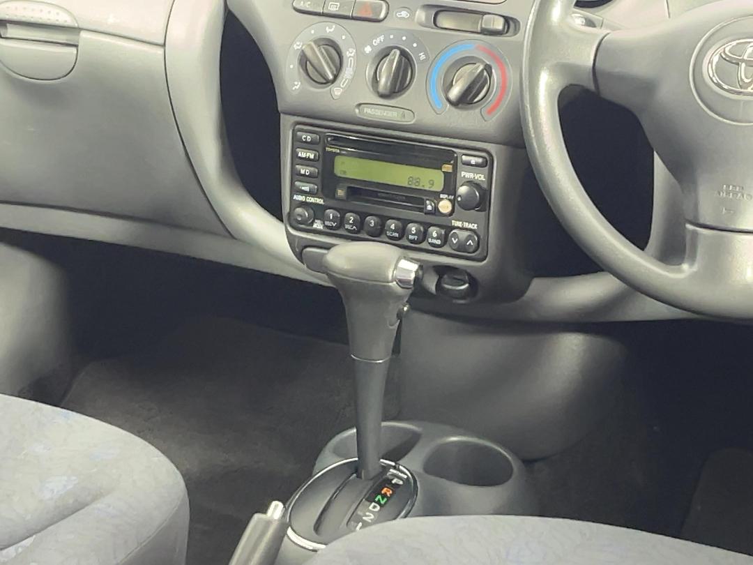 Photo '18' of Toyota Vitz