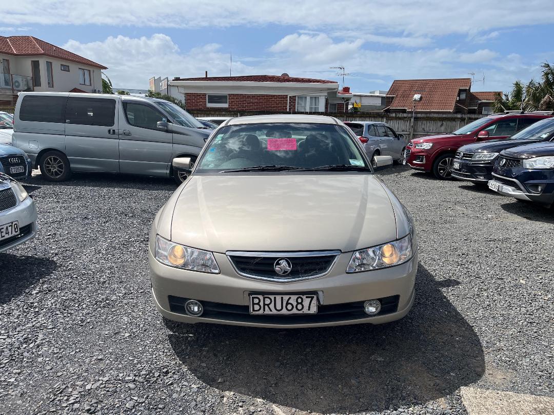 Photo '2' of Holden Commodore Berlina V6