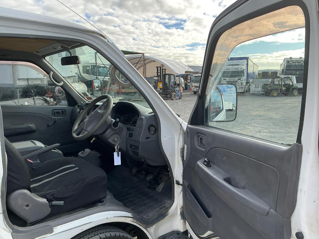 Photo '12' of Isuzu Como Van