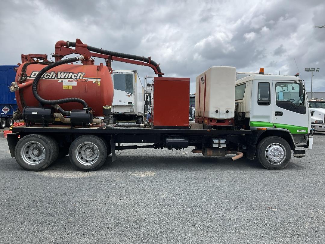 Photo '3' of Isuzu FVR 900 Hydro Excavator