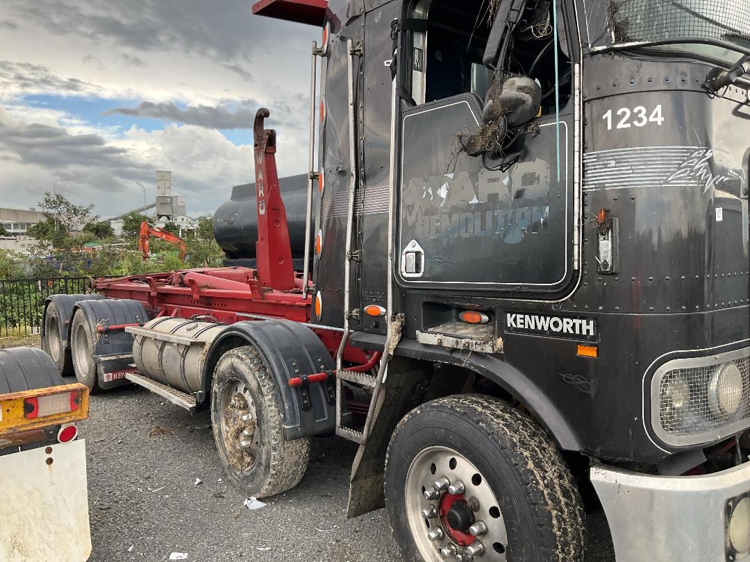 Photo '3' of Kenworth K104 Hook Bin Photo '3' of Kenworth K104 Hook Bin