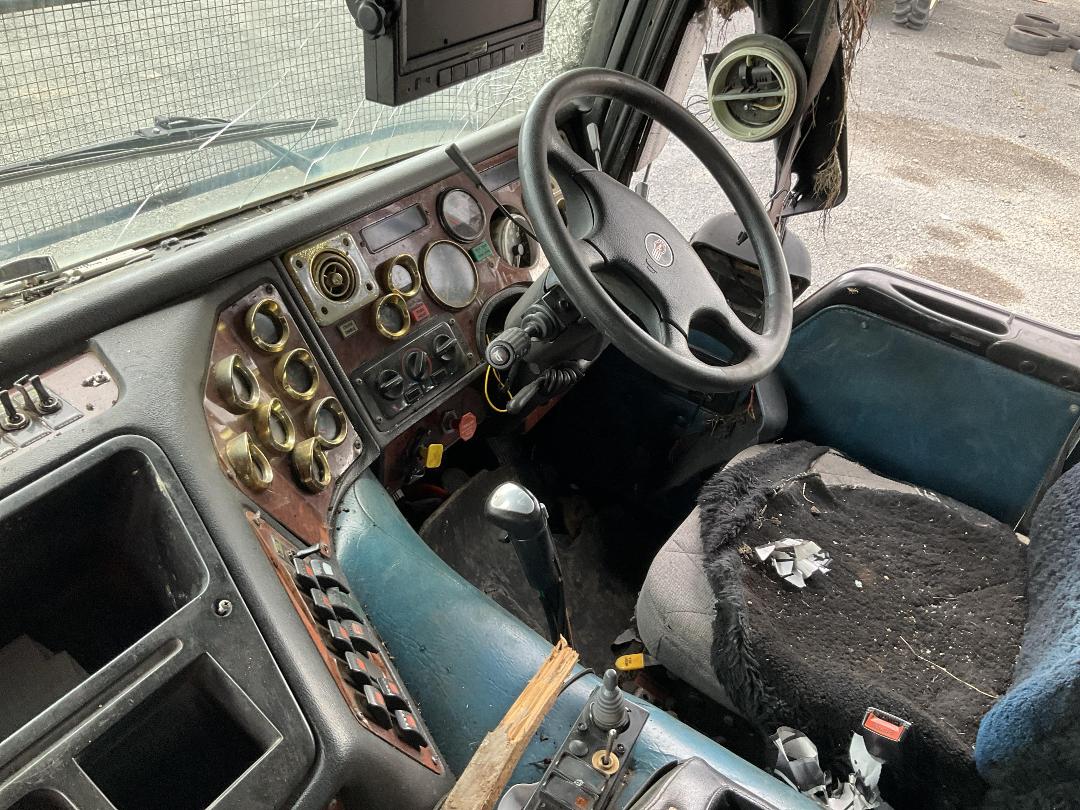 Photo '18' of Kenworth K104 Hook Bin Photo '18' of Kenworth K104 Hook Bin