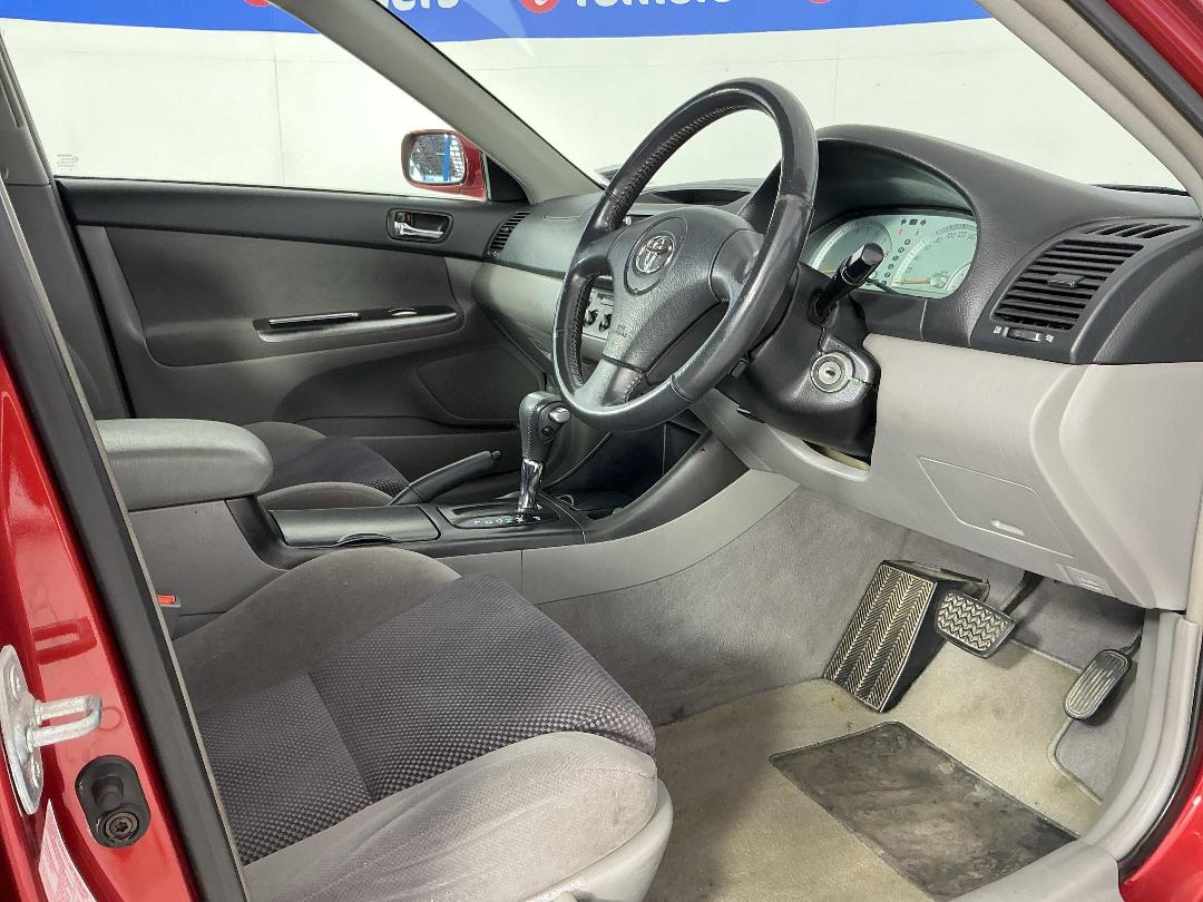 Photo '16' of Toyota Camry