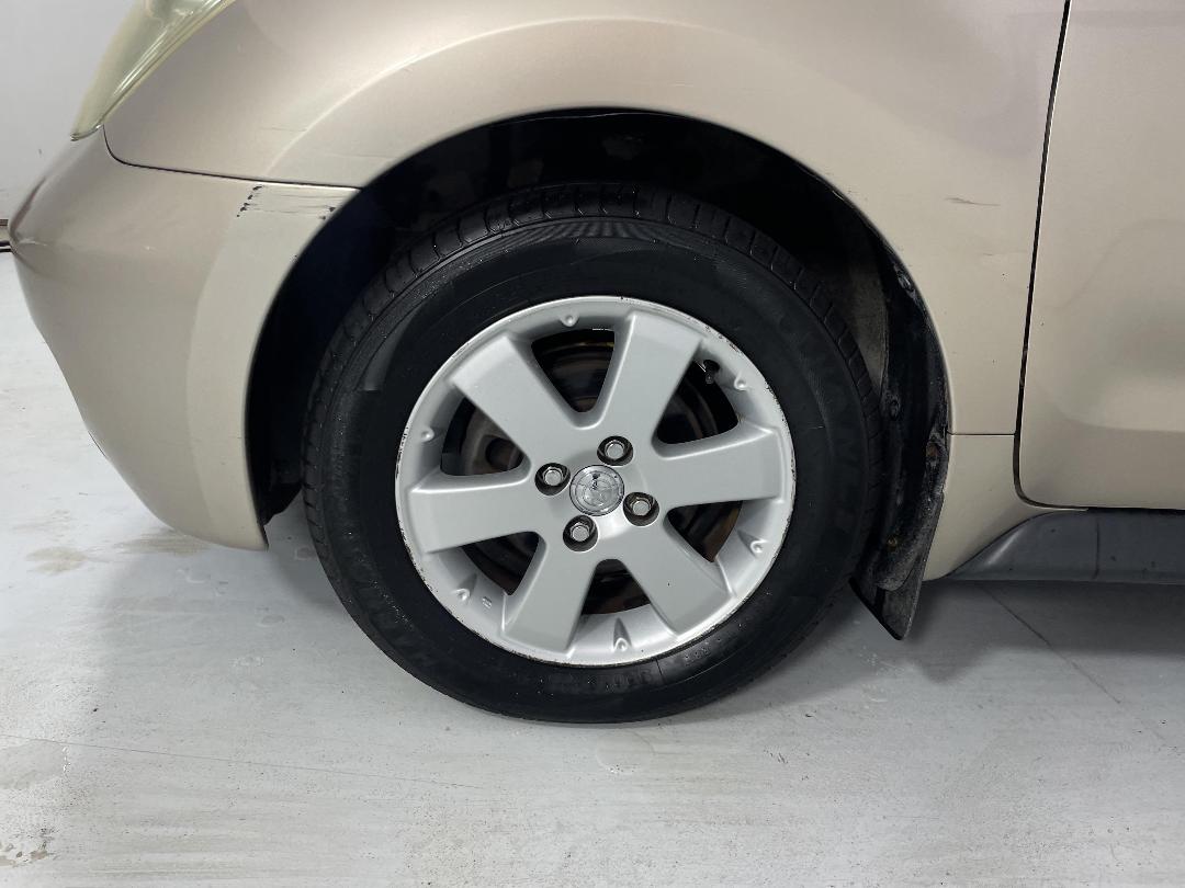 Photo '10' of Toyota IST Photo '10' of Toyota IST