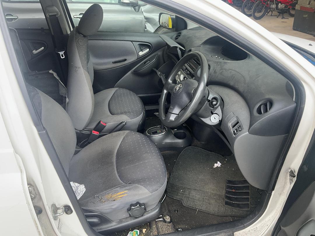 Photo '9' of Toyota Vitz