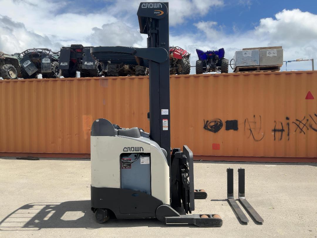 Photo '3' of Crown RR5220 Reach Truck Photo '3' of Crown RR5220 Reach Truck
