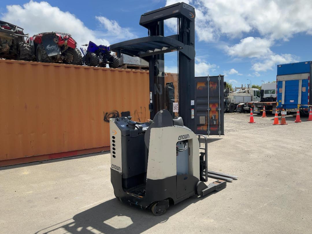 Photo '4' of Crown RR5220 Reach Truck Photo '4' of Crown RR5220 Reach Truck